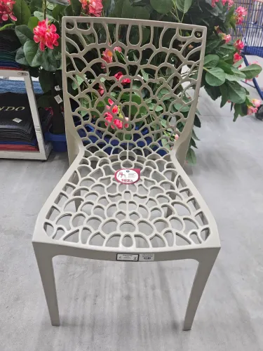 Cadeira de plástico com design moderno