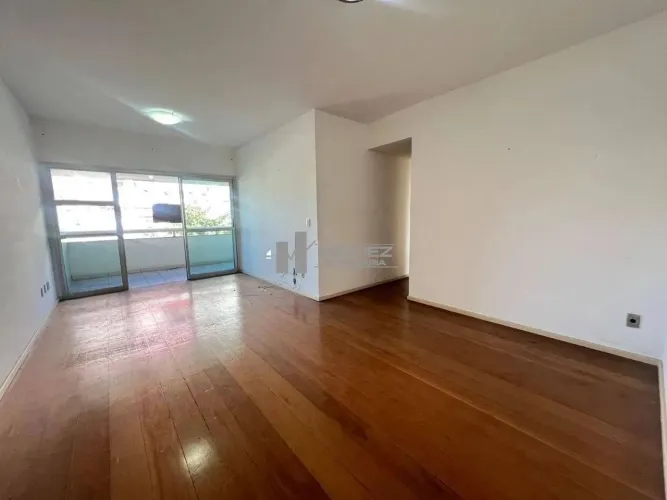 À venda, apartamento com varanda na charmosa Rua Doutor Satamini. São 3 quartos, 1 suíte e