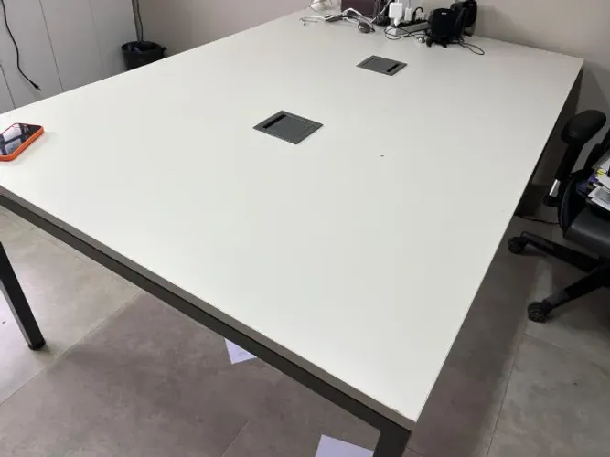 Mesa de reunião 1,8x1,2m com fiação embutida e base de aço