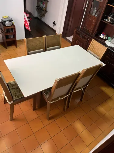 Mesa de jantar de madeira e vidro com 6 cadeiras