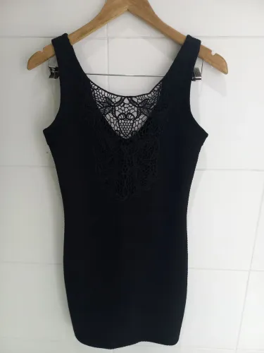 Vestido preto com renda