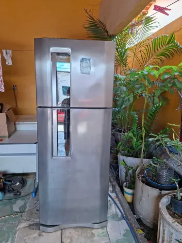 Vende se geladeira semi nova toda completa, gelando bem frosfree tipo A