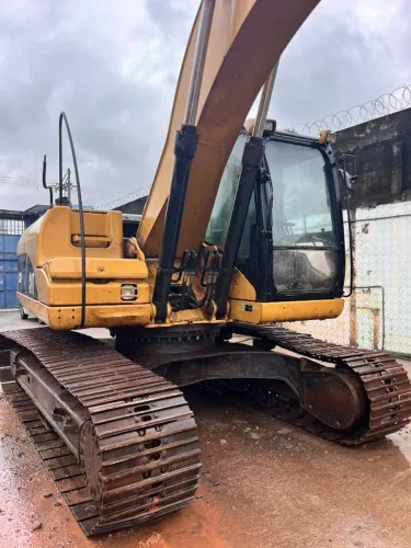 Escavadeira sobre esteira Caterpillar 320D 22ton / 2010/ trabalhando