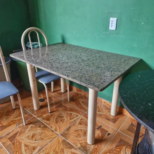 Mesa com 4 cadeiras (tampo de pedra)