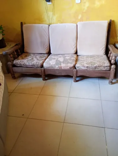 Sofá rústico três lugares 