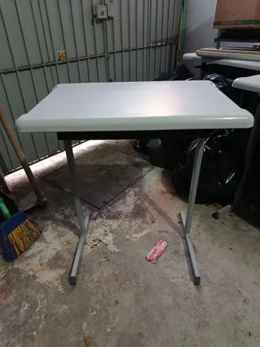 Mesa tipo escolar.