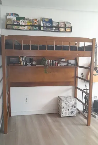 Cama de solteiro suspensa de madeira maciça c/ colchão e 1 prateleira de madeira.