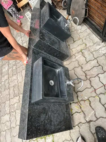 Pia de mármore completa com duas cubas. 
