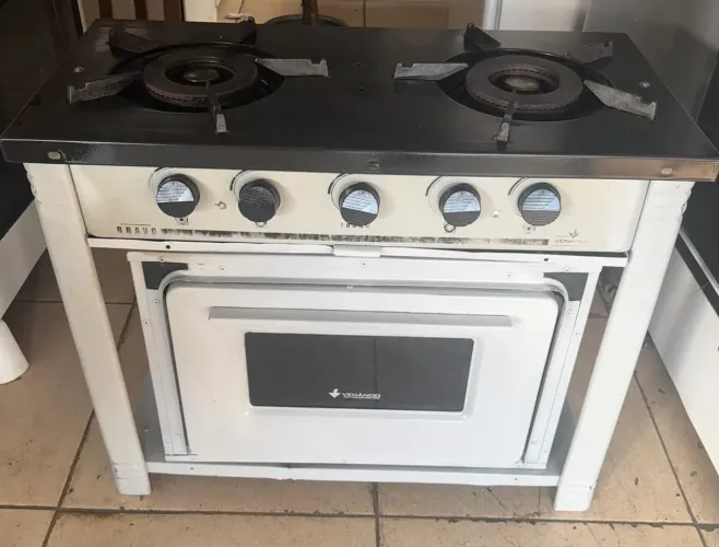 Fogão industrial 2 bocas com forno seminovo conservado 