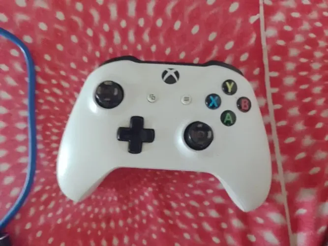 Um controle de Xbox one queimado, e uma placa de vídeo captura