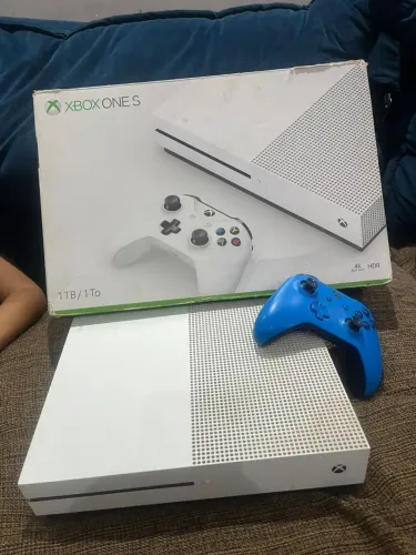 XBOX ONE S, 1 TB + 2 CONTROLES