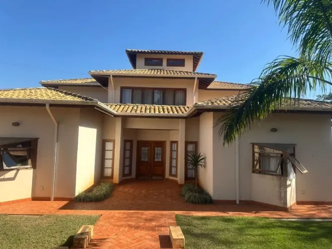 Elegância e Sofisticação Em Cada Detalhe Casa de Alto Padrão - 5 Suítes e Piscina no Cond