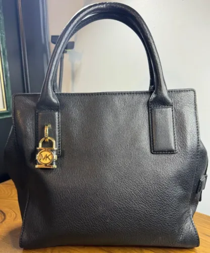 Bolsa Feminina de couro preto Michael Kors semi-nova