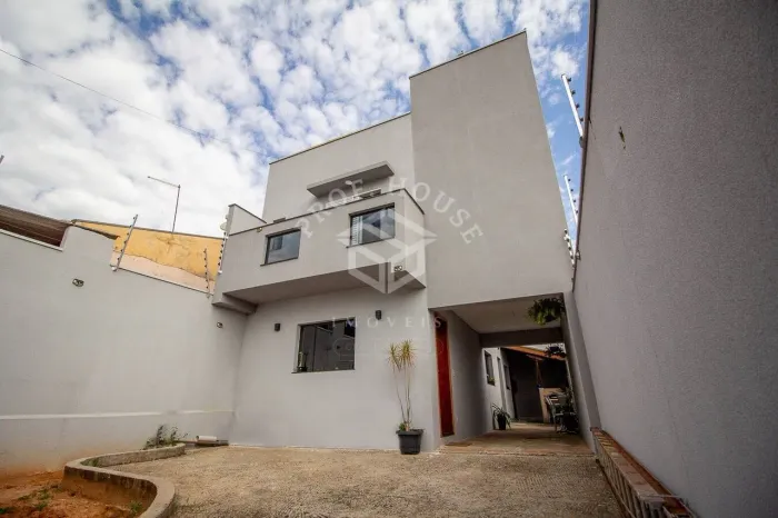 Belo Sobrado no Jd. Residencial Adélia Cavicchia Grotta em Limeira-SP