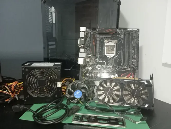 Kit de Hardware com: Gabinete, Placa Mãe, Processador com cooler, Placa de Vídeo e Fonte.