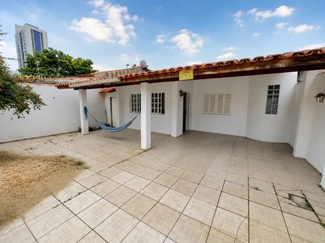 Casa com Sobrado | 250m² | Excelente Potencial de Valorização