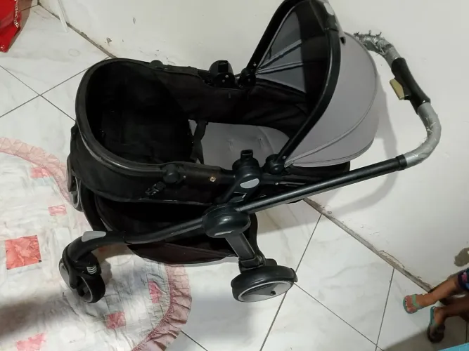 Vendo carrinho de bebê Moisés Chicco usado conservado 