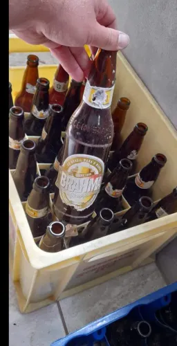 Dois engradado de cerveja vazio 