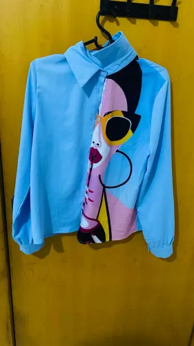 Blusa azul estampada