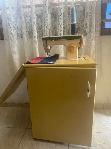 Máquina de costura com gabinete 