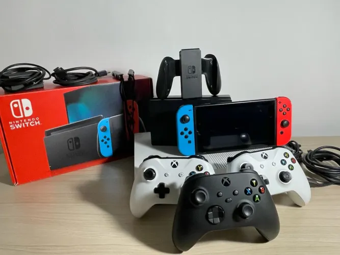 Nintendo Switch + Xbox One S completos + 3 controle Xbox + 2 jogos fisicos + case + cabos 
