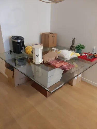 Estou vendo uma mesa de vidro pôr 700 reais pôr motivo de mudança