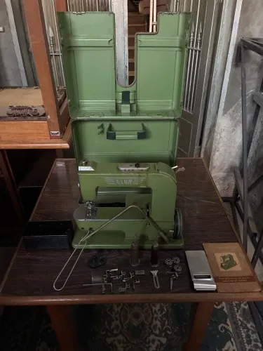 Máquina de costura ELNA antiga