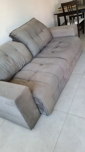 Sofá grande com extensões.
