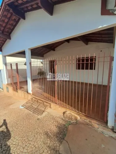 Casa para Alugar no Centro de Igarapava - 2 Dormitórios e 2 Garagens