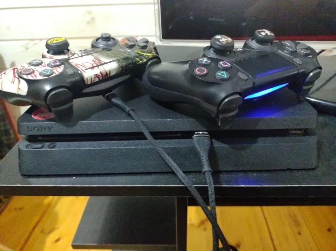 Vendo ps4 com 2 controles mas 1 está com o analógico quebrado