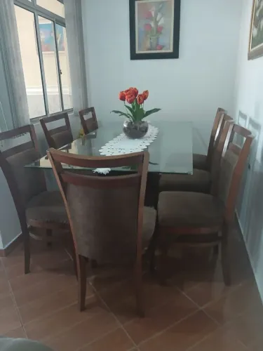 Jogo de jantar com sete cadeiras