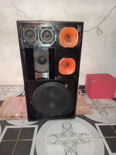 CAIXA DE SOM BOB, POTENTE BOM PARA IGREJAS, BARES, PARA LAZER COM ALTO-FALANTES DE 15
