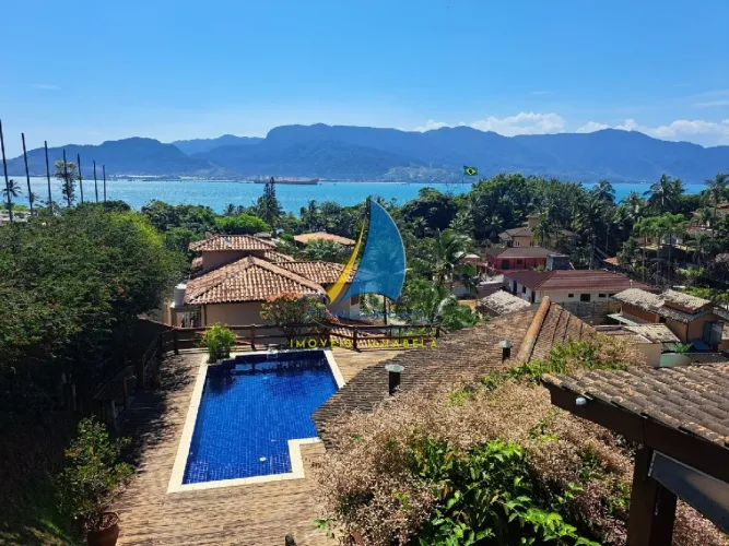 EM CONDOMÍNIO - REGIÃO CENTRAL DE ILHABELA - PROXIMO A PRAIA