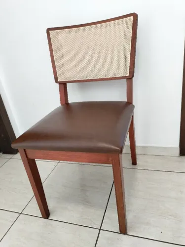 Cadeiras de madeira e telinha de palha 