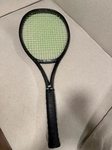 Raquete Yonex Vcore 100 galaxy black