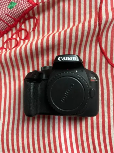 Canon T100 - Usada porem excelente estado!