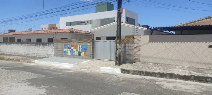 Casa a Venda no Bairro do Cristo Redentor C/03 Quartos,01 Suíte Terreno 10x30 300m²