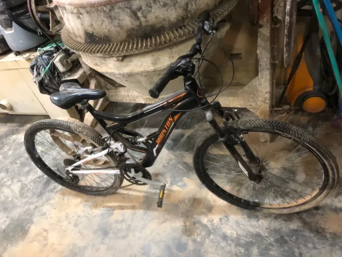 Bicicleta Houston Stinger aro 26 com suspensão dianteira e traseira.