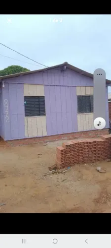 Casa de madeira grande 6 x 9, dois quartos ,sala e cozinha, área lateral e varanda