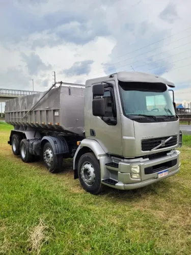 VOLVO VM 260 BITRUCK 8X2 CAÇAMBA BASCULANTE 2011 / 2011 PRATA MANUAL