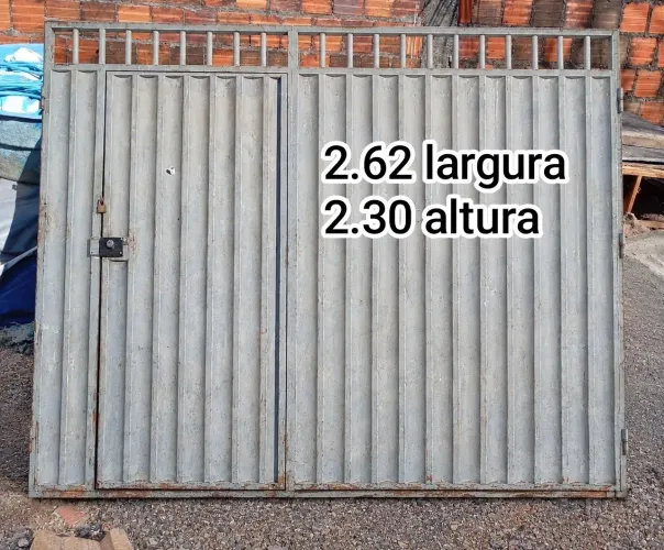 Portão corrediço de garagem com social 