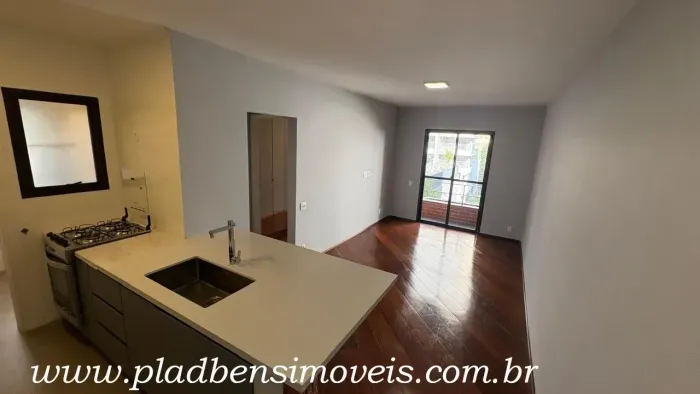 Apto com 48m², todo reformado, no segundo andar de fundos, c/ armários, 01 dormitório, 1 v