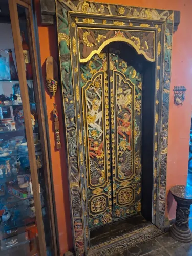Porta de Bali folheada a ouro