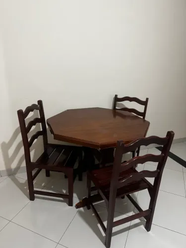 OPORTUNIDADE: Mesa com 3 cadeiras de madeira