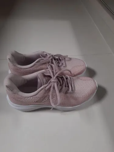Par de tênis feminino