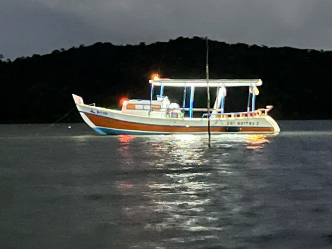 Barco de pesca e passeio