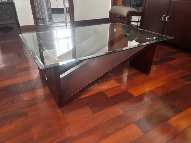 Mesa de centro com vidro bizotado