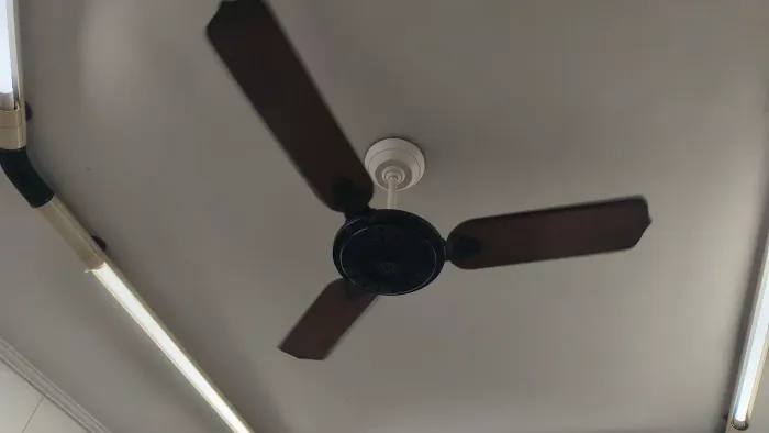 Ventilador de teto com pás de madeira