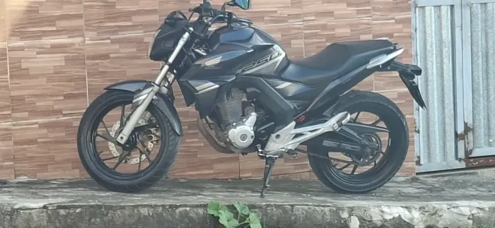 Vendo ou troco uma especula twster 250 essa além de linda e brava