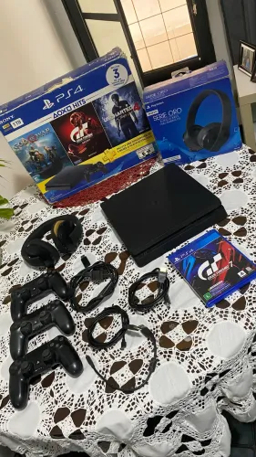 PS4 Slim 1 TB Único Dono + 3 Controles (com defeito) + Headset Gold + GT7